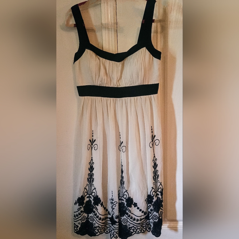 S.L. Fashions Black & White Cocktail Dress With Floral Embroidery Women's Size 8